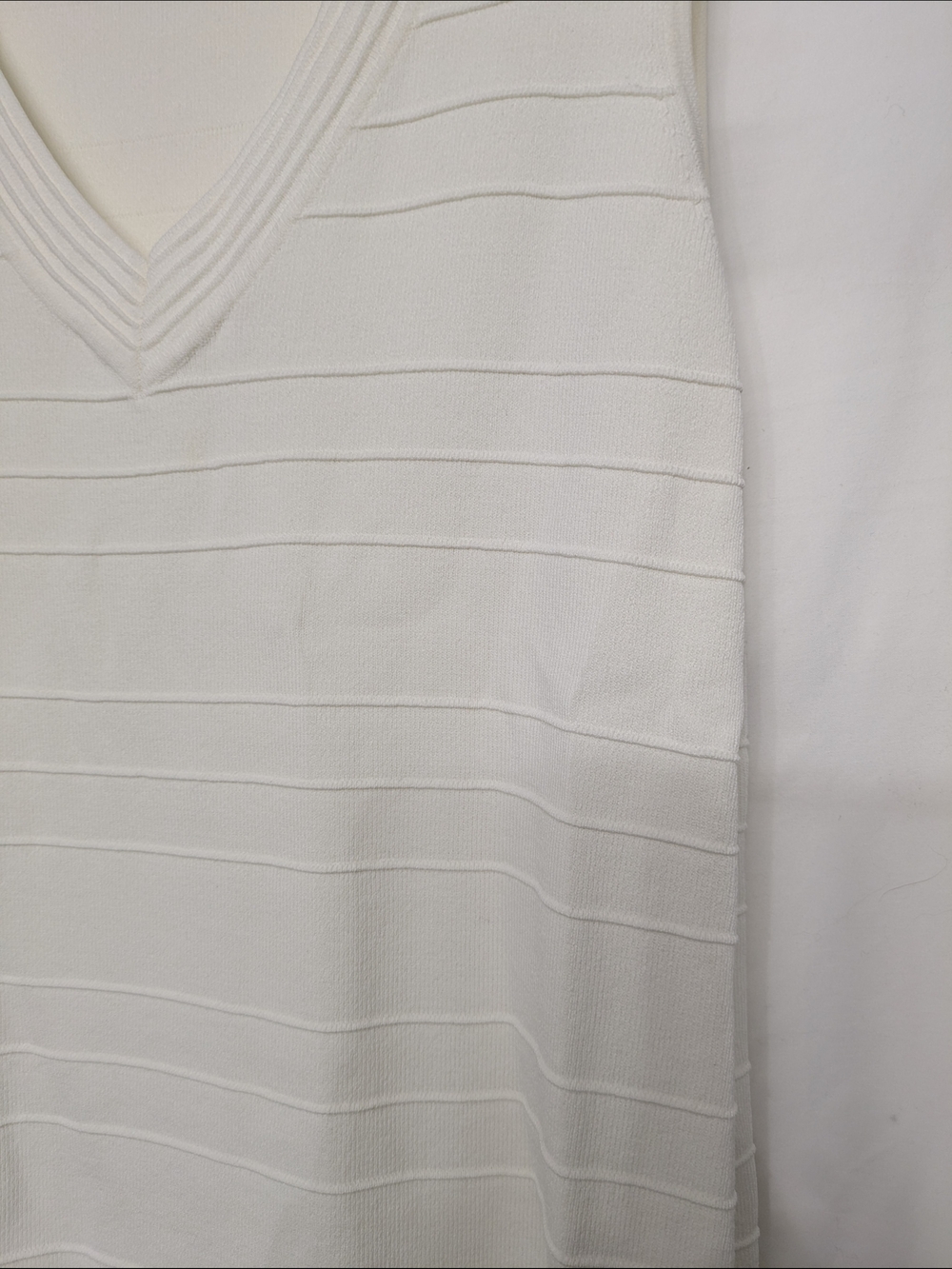 Cable & Gauge Cream V‑Neck Sleeveless Knit Top - Picture 3 of 6